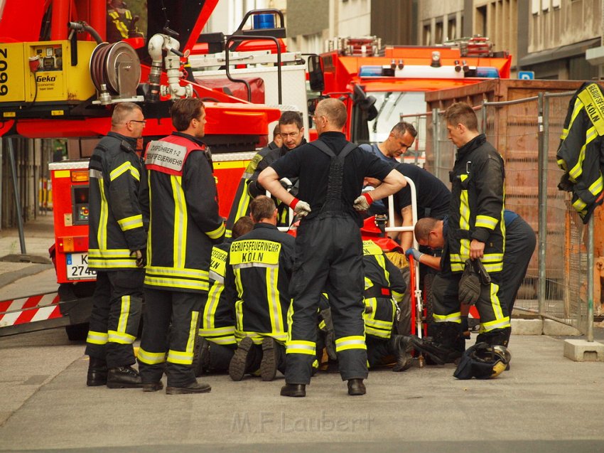 Person auf Baukran Koeln Christophstr P117.JPG